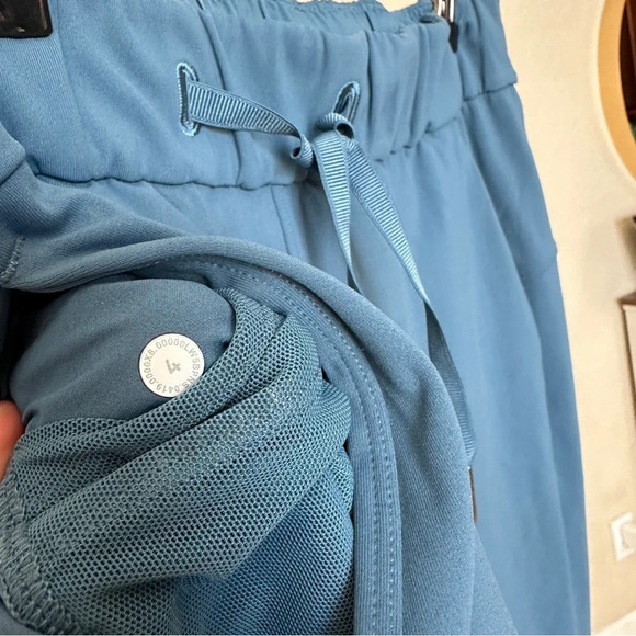Lululemon On the Fly 7/8 Pant - Size 4 either code blue or petrol blue pants - Picture 7 of 10